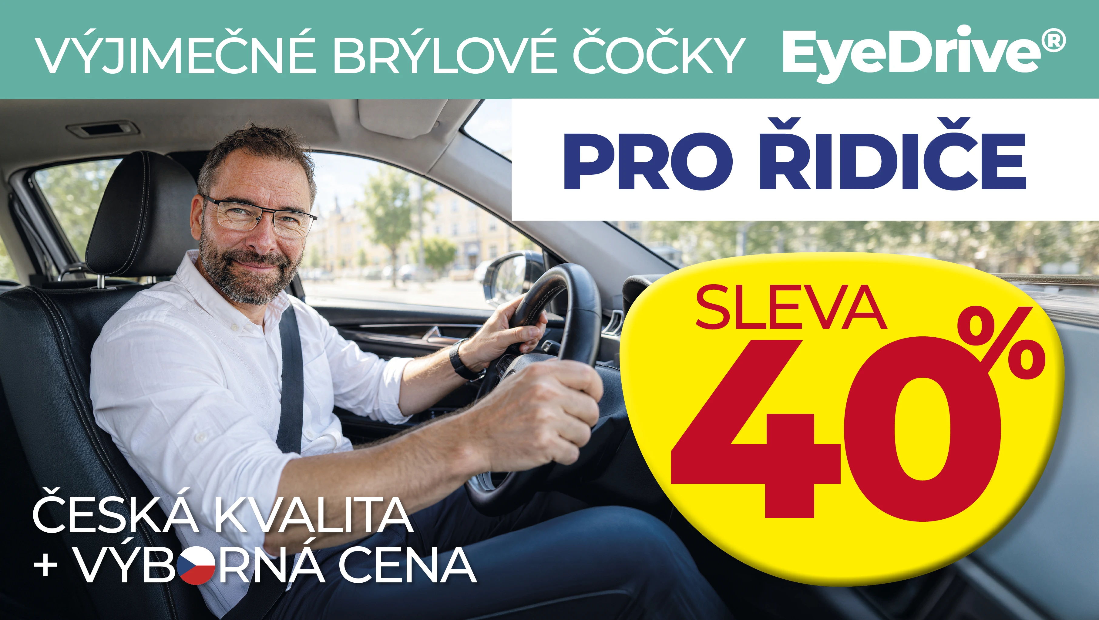 Усміхнений водій в окулярах сидить у легковому автомобілі.