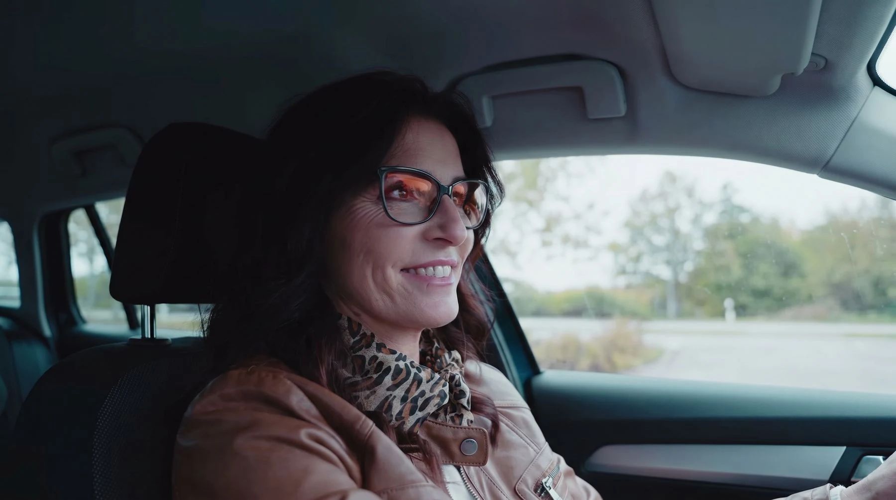 Usměvavá řidička v brýlích se skly EyeDrive